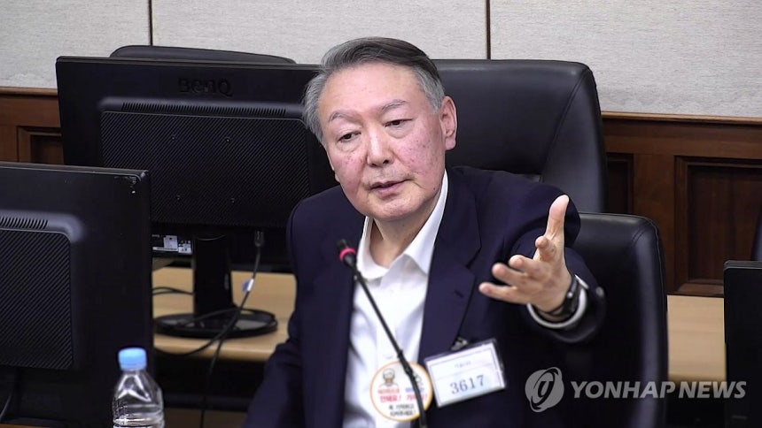 최후진술하는 윤석열 (서울=연합뉴스) 윤석열 전 대통령이 26일 오후 서울 서초구 서울중앙지법에서 열린 특수공무집행방해,직권남용 권리행사방해 등 혐의 사건의 결심 공판에서 최후 진술을 하고 있다.2025.12.2