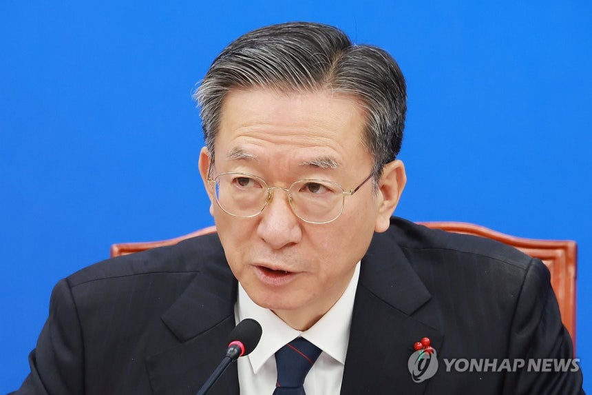 정성호 법무부 장관 (서울=연합뉴스) 신현우 기자 = 정성호 법무부 장관이 30일 국회에서 열린 경제형벌 민사책임 합리화 제2차 당정협의에 참석해 발언하고 있다.2025.12.30 