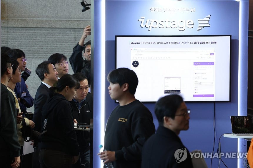 업스테이지 부스 (서울=연합뉴스) 강민지 기자 = 30일 서울 강남구 코엑스에서 열린 '독자 AI 파운데이션 모델' 프로젝트 1차 발표회에서 참석자들이 업스테이지 부스를 둘러보고 있다.2025.12.30 mjka