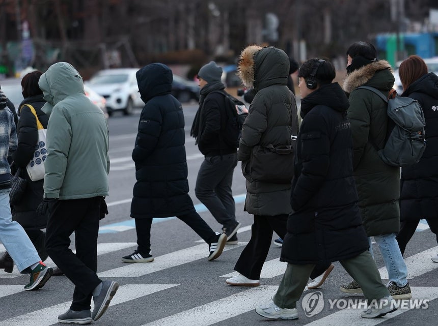 새해 첫 출근길 (서울=연합뉴스) 이지은 기자 = 새해 첫 출근일인 2일 서울 광화문 사거리에서 시민들이 횡단보도를 건너고 있다.2026.1.2 
