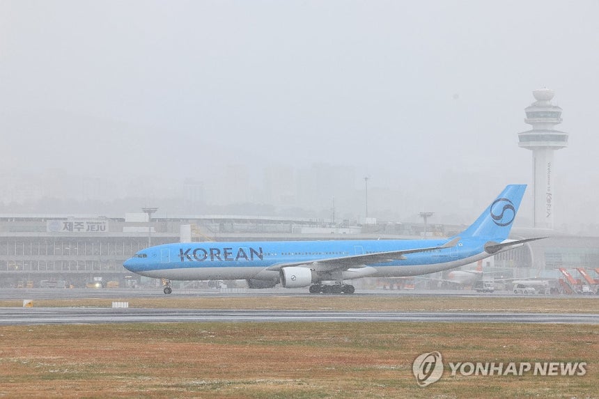 눈보라 치는 제주공항 (제주=연합뉴스) 박지호 기자 = 제주도에 대설과 강풍,풍랑특보가 내려진 2일 오전 제주국제공항 활주로에 눈보라가 치고 있다.2026.1.2 