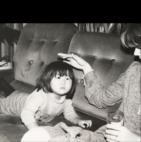 어린 시절 이모와 함께 있는 박순영 씨 [본인 제공]