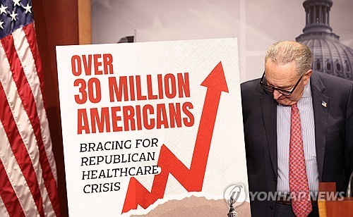 오바마케어 보조금 중단에 보험료 폭등 수순 지난해 12월 11일(현지시간) 미국 워싱턴DC의 연방의회 의사당에서 민주당 척 슈머 상원 원내대표가 건강보험법 상원 표결과 관련해 기자회견을 진행하는 모습.[로이터=