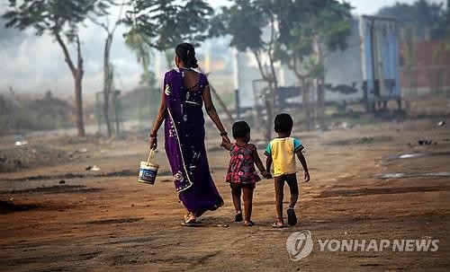 아이들을 데리고 용변을 보러 가는 인도인 [EPA 연합뉴스 자료사진.재판매 및 DB 금지]