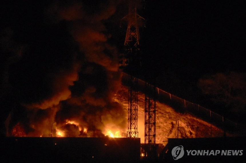 3일(현지시간) 화염 치솟는 베네수엘라 푸에르테 티우나 군사기지 [카라카스 AFP=연합뉴스.재판매 및 DB 금지]