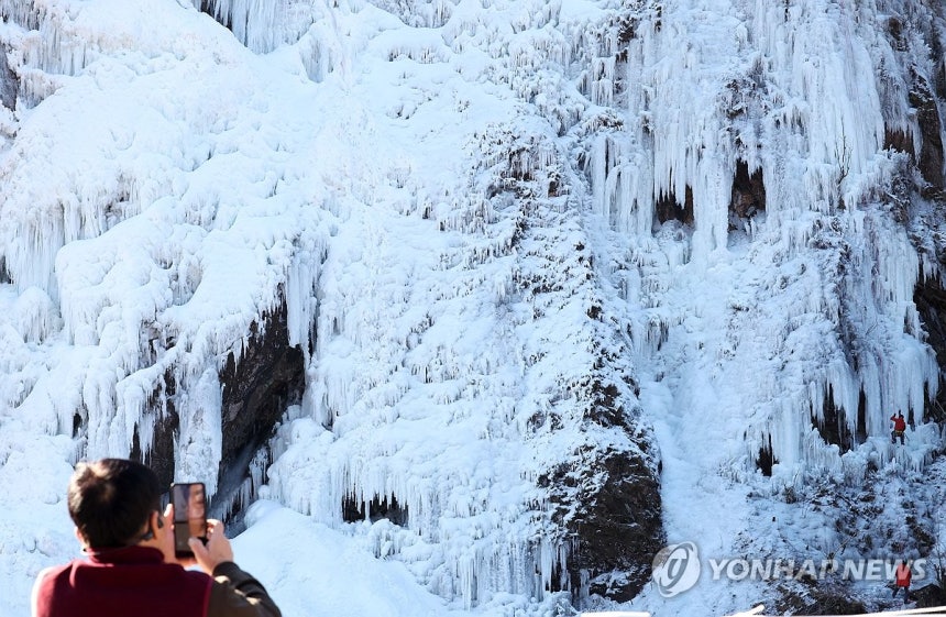 한파에 꽁꽁 얼어붙은 인제 매바위폭포 [연합뉴스 자료사진]