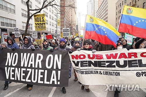 미국 뉴욕에서 벌어진 베네수엘라 공격 항의 시위 [신화통신=연합뉴스 자료사진.재판매 및 DB금지]