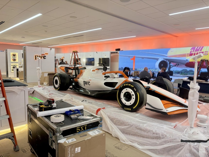 컨설팅업체 PwC 전시장에 자리잡은 F1 경주용 차량 (라스베이거스=연합뉴스) 권영전 특파원 = 세계 최대 가전·정보기술(IT) 전시회 