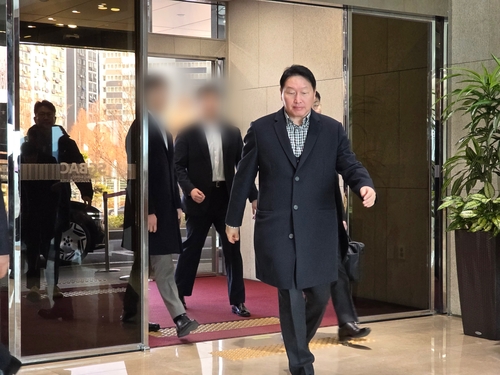 방중사절단 동행 위해 출국하는 최태원 회장 (서울=연합뉴스) 강태우 기자 = 최태원 SK그룹 회장(대한상의 회장)이 방중 경제사절단에 동행하기 위해 4일 강서구 서울김포비즈니스항공센터(SGBAC)를 통해 출국하고 있