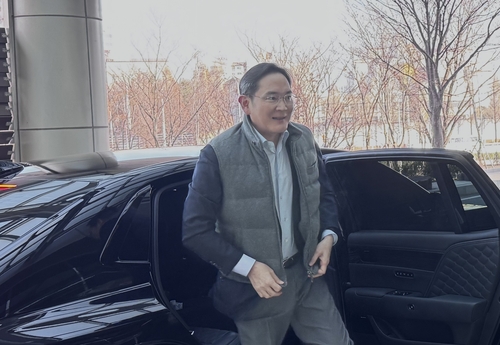 방중 경제사절단 동행을 위해 출국하는 이재용 삼성전자 회장 (서울=연합뉴스) 강태우 기자 = 이재용 삼성전자 회장이 방중 경제사절단에 동행하기 위해 4일 강서구 서울김포비즈니스항공센터(SGBAC)를 통해 출국하고 있