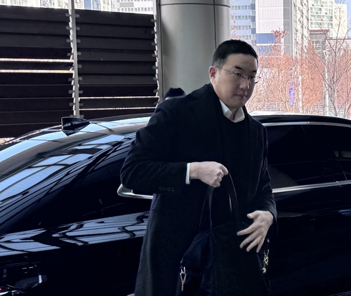 방중 경제사절단 동행을 위해 출국하는 구광모 LG그룹 회장 (서울=연합뉴스) 강태우 기자 = 구광모 LG그룹 회장이 방중 경제사절단에 동행하기 위해 4일 강서구 서울김포비즈니스항공센터(SGBAC)를 통해 출국하고 있
