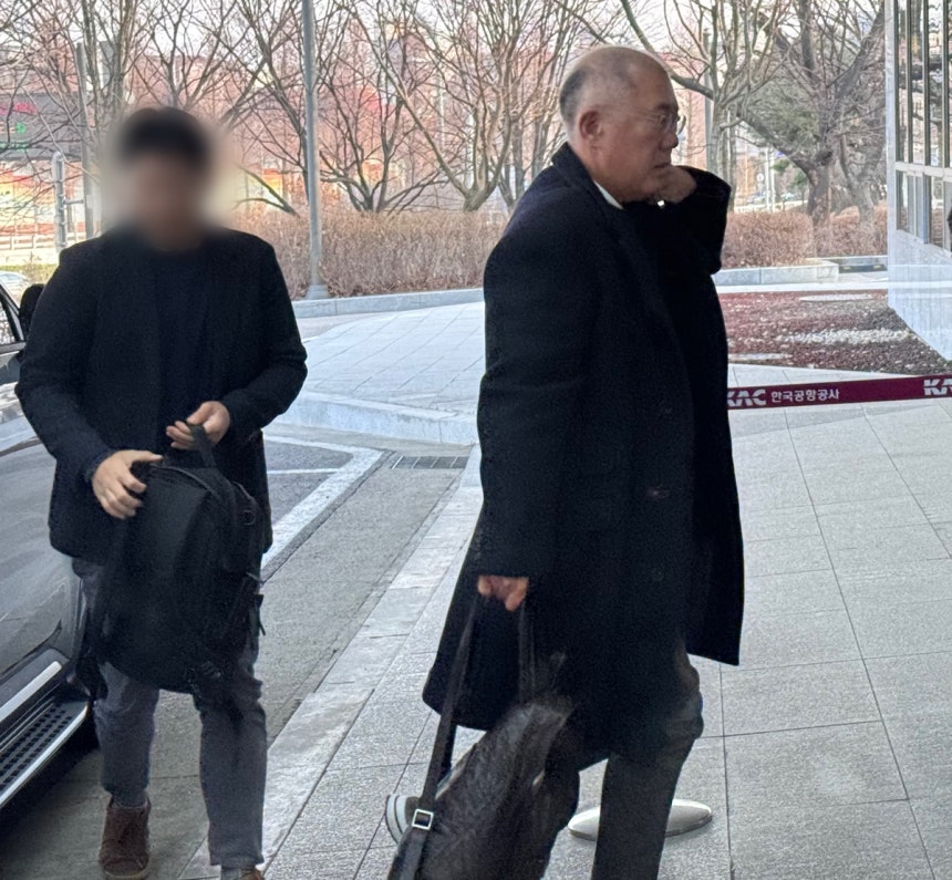 방중 경제사절단 동행을 위해 출국하는 정의선 현대차그룹 회장 (서울=연합뉴스) 강태우 기자 = 정의선 현대차그룹 회장이 방중 경제사절단에 동행하기 위해 4일 강서구 서울김포비즈니스항공센터(SGBAC)를 통해 출국하고