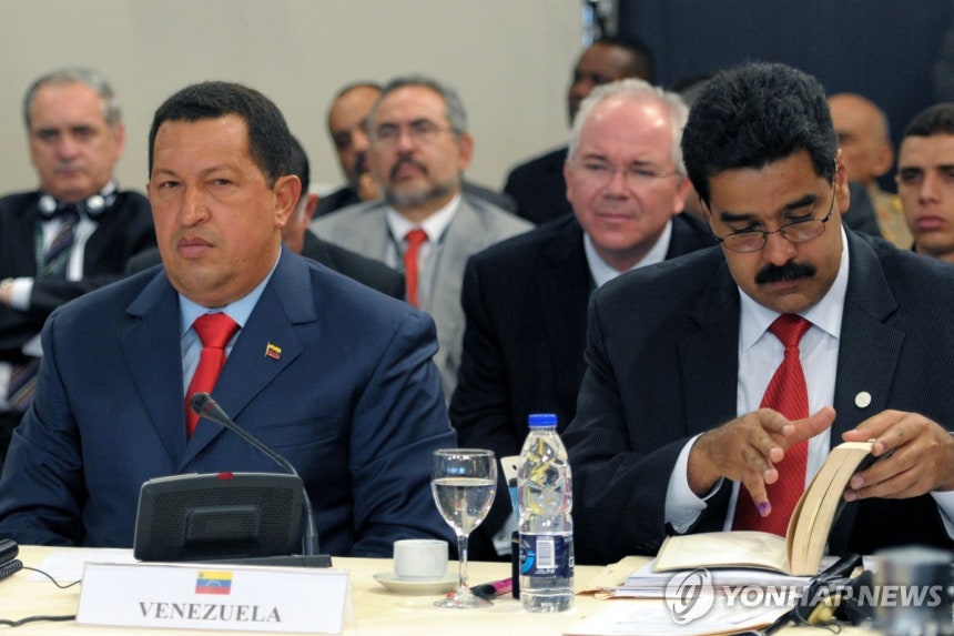 2010년 당시 우고 차베스 베네수엘라 대통령(왼쪽)과 마두로 외교부 장관 [AFP 연합뉴스 자료사진.재판매 및 DB 금지]