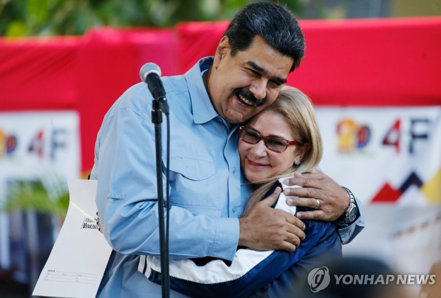 2019년 영부인 껴안은 니콜라스 마두로 베네수엘라 대통령 [AP 연합뉴스 자료사진.재판매 및 DB 금지]