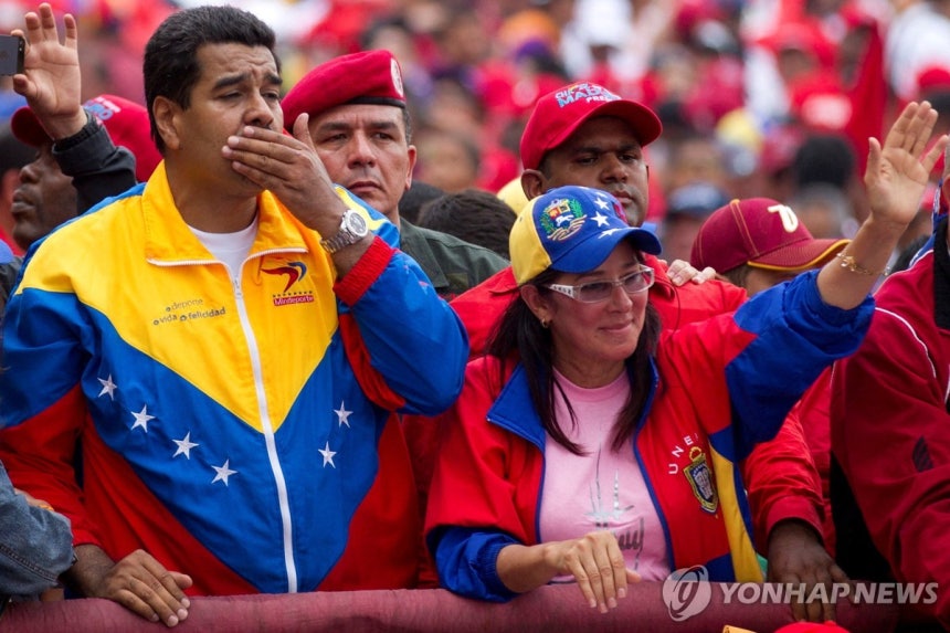 2013년 지지자에게 손키스하는 마두로 대통령(왼쪽)과 영부인 실리아 플로레스 [로이터 연합뉴스 자료사진.재판매 및 DB 금지]