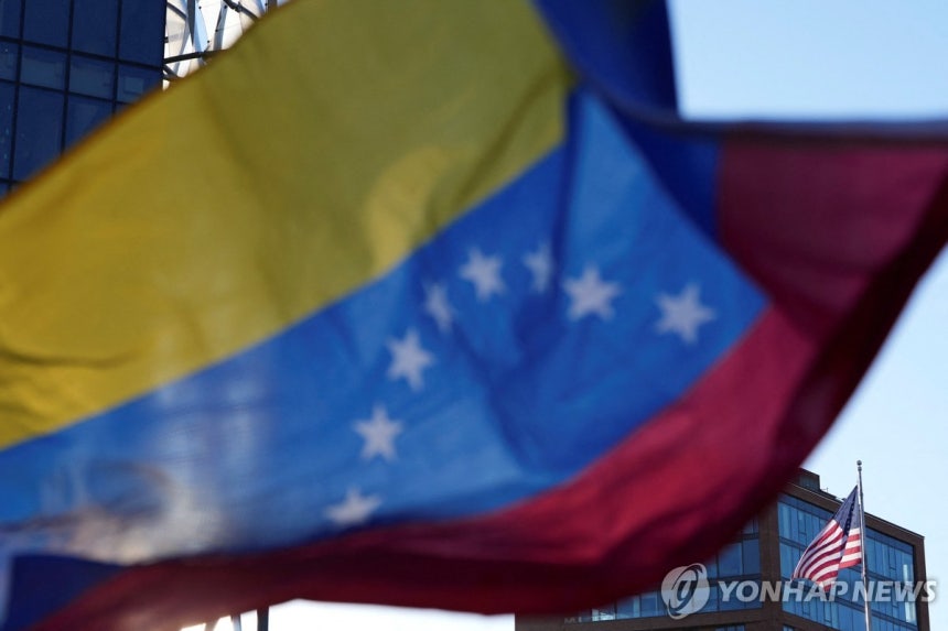 3일(현지시간) 베네수엘라 국기 너머로 보이는 미국 성조기 [런던 로이터=연합뉴스.재판매 및 DB 금지]