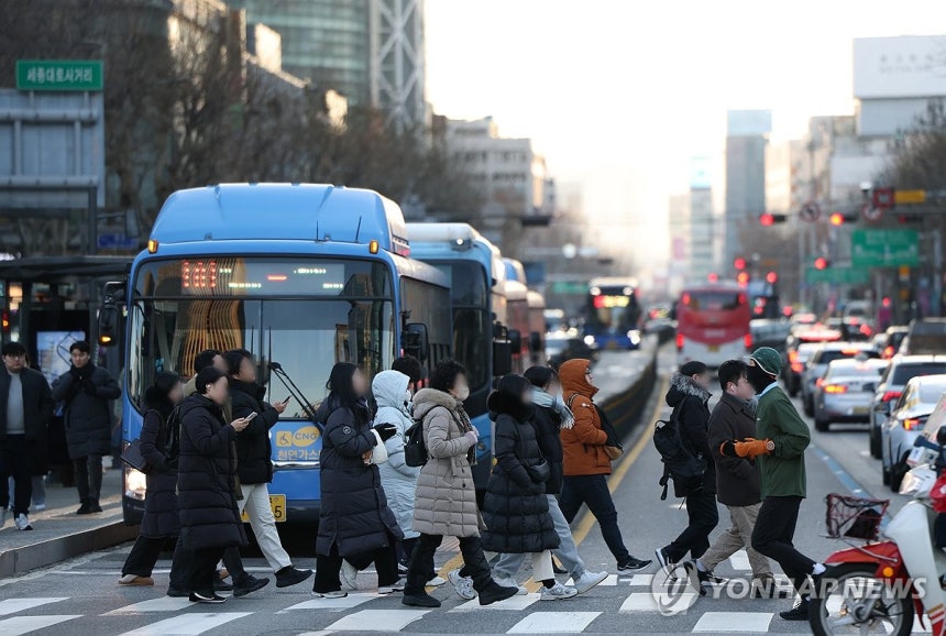새해 첫 출근길 (서울=연합뉴스) 이지은 기자 = 새해 첫 출근일인 2일 서울 광화문 사거리에서 시민들이 횡단보도를 건너고 있다.2026.1.2 