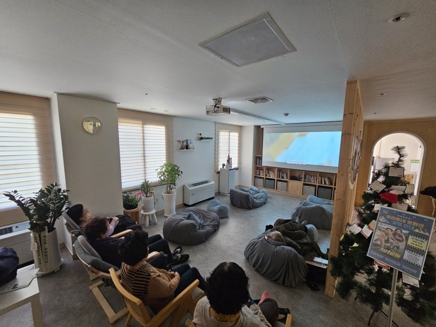 서울마음편의점 동대문점을 이용 중인 시민들 (서울=연합뉴스) 김동한 수습기자 = 지난달 30일 오후 3시께 서울 동대문구 소재 서울마음편의점 동대문점에서 이용자들이 영화를 관람하고 있다.2025.1.4 moved@