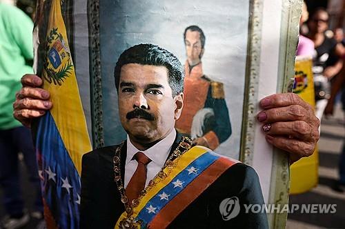 칠레 산티아고의 마두로 지지 시위 참가자 (산티아고 로이터=연합뉴스) 2026년 1월 3일 니콜라스 마두로 베네수엘라 대통령과 그 부인이 미국 특수작전부대에 붙잡혀 미국으로 압송된 후 칠레 산티아고에서 마두로 지지자