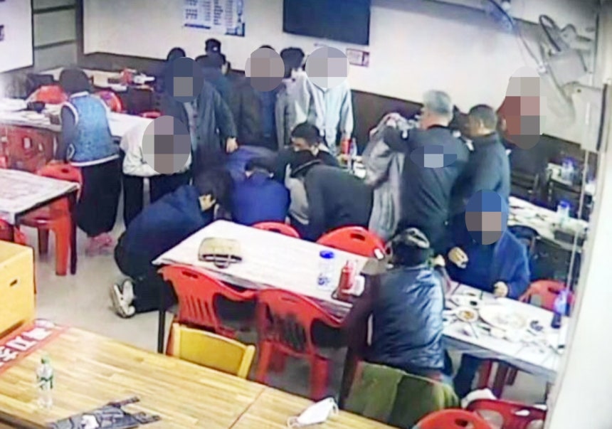 식당서 의식 잃은 손님 심폐소생술 하는 고등학생 [울산교육청 제공.재판매 및 DB 금지]