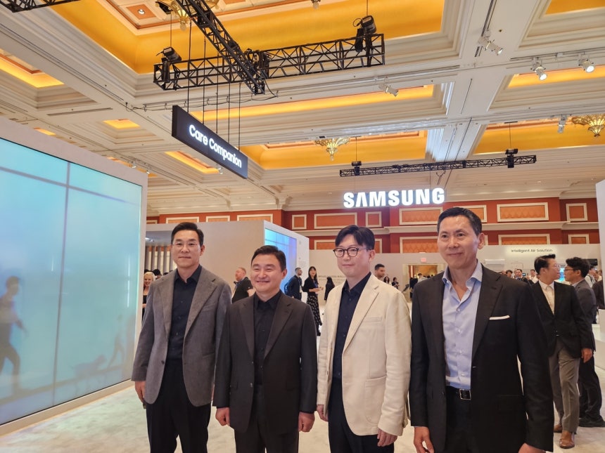 CES 삼성전자 단독전시관 찾은 삼성전자 경영진 사진 왼쪽부터 삼성전자 DA사업부장 김철기 부사장,삼성전자 DX부문장 노태문 대표이사 사장,<a href=