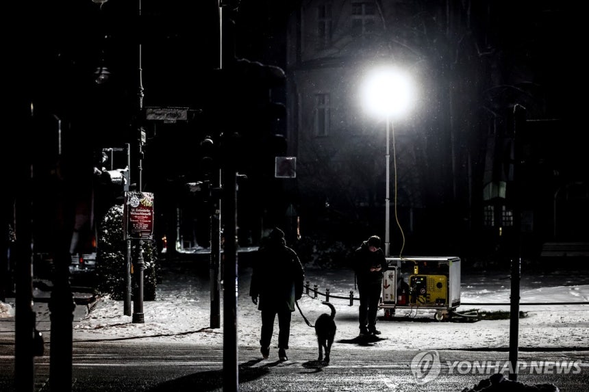 전기 끊긴 베를린 시내 거리 [EPA 연합뉴스 자료사진.재판매 및 DB 금지]