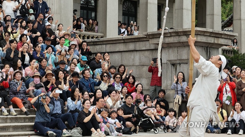 연휴 마지막날,덕수궁 찾은 시민들 (서울=연합뉴스) 이진욱 기자 = 추석 연휴 마지막날인 9일 서울 중구 덕수궁 석조전 앞에서 시민들이 궁중문화축전 공연을 관람하고 있다.2025.10.9 cityboy@yna.c
