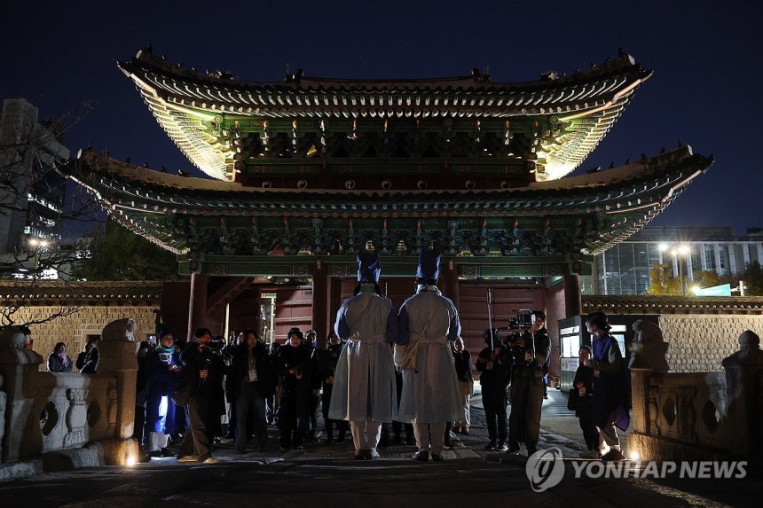 시작된 창경궁 야간관람 '동궐동락' (서울=연합뉴스) 김성민 기자 = 10일 오후 서울 종로구 창경궁에서 열린 야간관람 '동궐동락' 사전 공개 초청행사에서 관람객들이 설명을 듣고 있다.2025.11.10 ksm79