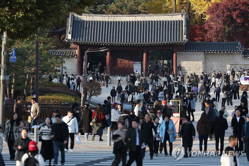 관람객으로 붐비는 종묘 앞 (서울=연합뉴스) 김성민 기자 =15일 서울 종로구 종묘 인근이 관람객으로 붐비고 있다.2025.11.15 