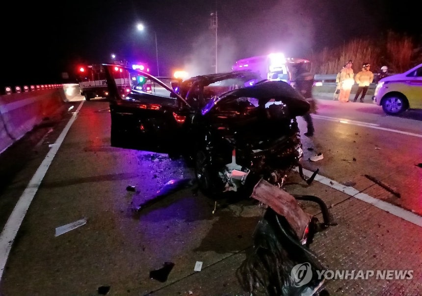 서해안고속도로 사고 현장 (고창=연합뉴스) 4일 오전 1시 23분께 전북 고창군 서해안고속도로 상행선 고창 나들목 인근에서 발생한 잇따른 교통사고로 사고 차량이 크게 파손돼 있다.2026.1.4 [전북특별자치도 소