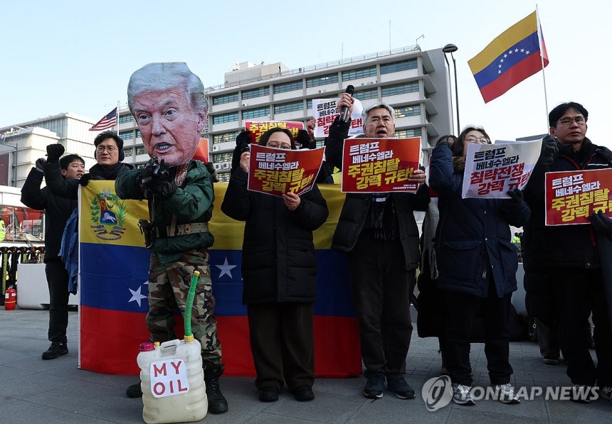 시민사회단체,미국 '마두로 축출' 관련 규탄 기자회견 (서울=연합뉴스) 윤동진 기자 = 트럼프 1년 규탄 국제민중행동 조직위원회에 참여하고 있는 시민사회단체 회원들이 5일 서울 광화문광장에서 미국이 군사작전을 통해