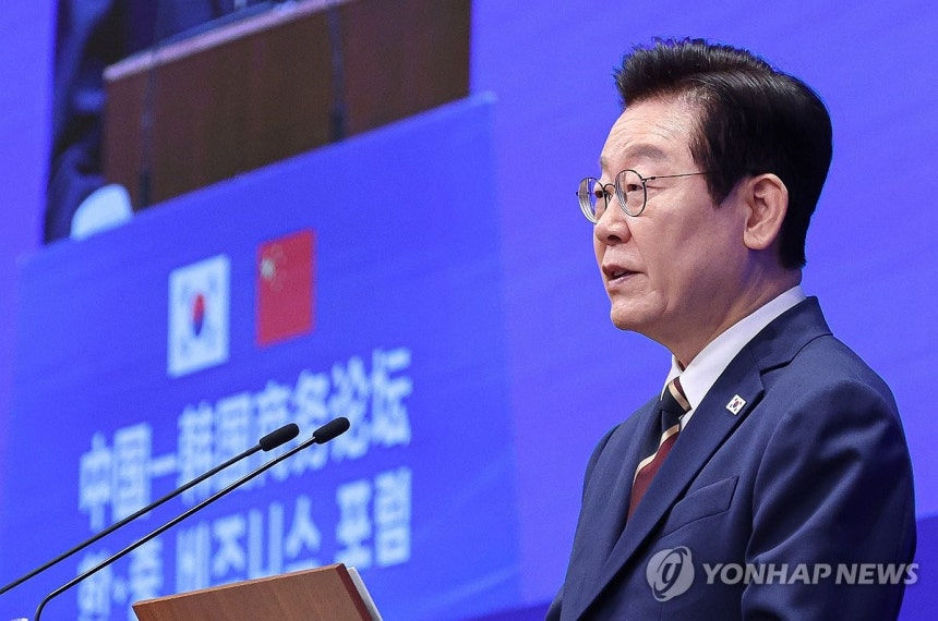 한·중 비즈니스 포럼, 발언하는 이재명 대통령
(베이징=연합뉴스) 한상균 기자 = 중국을 국빈방문 중인 이재명 대통령이 5일 베이징 조어대에서 열린 한·중 비즈니스 포럼에서 발언하고 있다. 2026.1.5 xyz@y