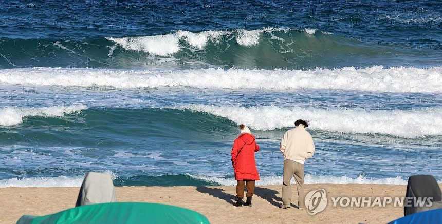 높은 파도 거센 바람 (강릉=연합뉴스) 유형재 기자 = 소한인 5일 강원 강릉시 경포해변을 찾은 관광객들이 강한 바람으로 높은 파도가 이는 추위 속에서 추억을 쌓고 있다.2026.1.5 