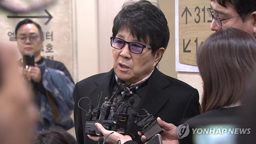 배우 안성기 빈소 찾은 가수 조용필 (서울=연합뉴스) 가수 조용필이 5일 서울 서초구 서울성모병원 장례식장에 마련된 배우 안성기의 빈소 조문을 마친 뒤 취재진의 질문에 답하고 있다. 2026.1.5 [연합뉴스TV 제