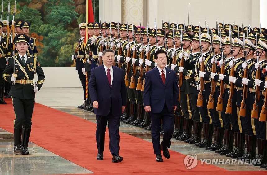 이재명 대통령과 시진핑 국가주석 (베이징=연합뉴스) 한상균 기자 = 이재명 대통령과 시진핑 중국 국가주석이 5일 베이징 인민대회당에서 열린 이 대통령 공식환영식에서 의장대를 사열하고 있다. 2026.1.5 xyz@y