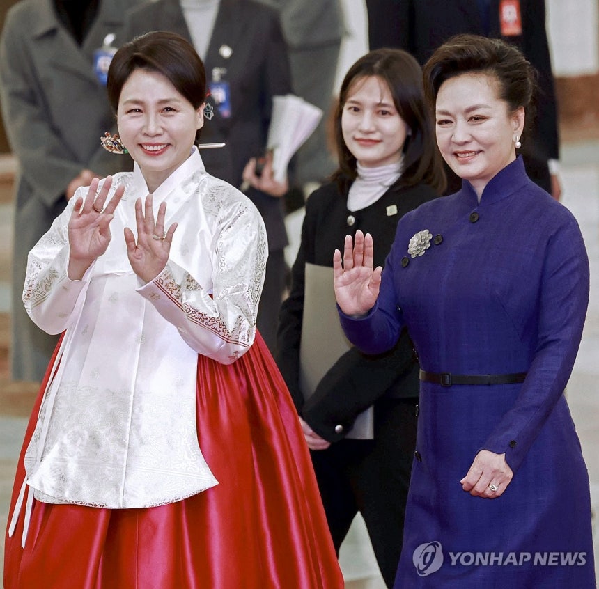 어린이들 향해 손 흔드는 한·중 여사들
(베이징=연합뉴스) 한상균 기자 = 이재명 대통령과 함께 중국을 국빈방문한 김혜경 여사가 5일 베이징 인민대회당에서 열린 이재명 대통령 공식환영식이 끝난 뒤 중국 펑리위안 여사