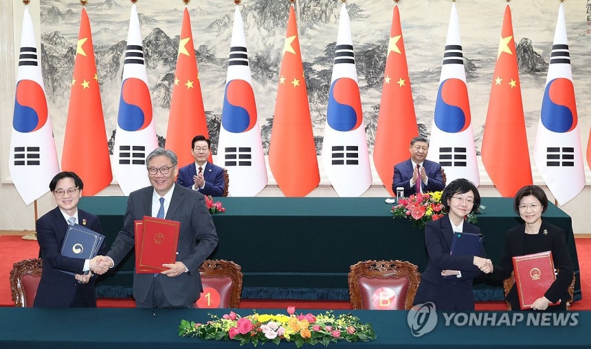 한-중,상무협력 대화 신설 및 식품안전협력 MOU (베이징=연합뉴스) 한상균 기자 = 김정관 산업부 장관(왼쪽부터)과 왕원타오 중국 상무부 부장,오유경 식약처장과 쑨메이쥔 중국 해관총서 서장이 5일 베이징 인민대