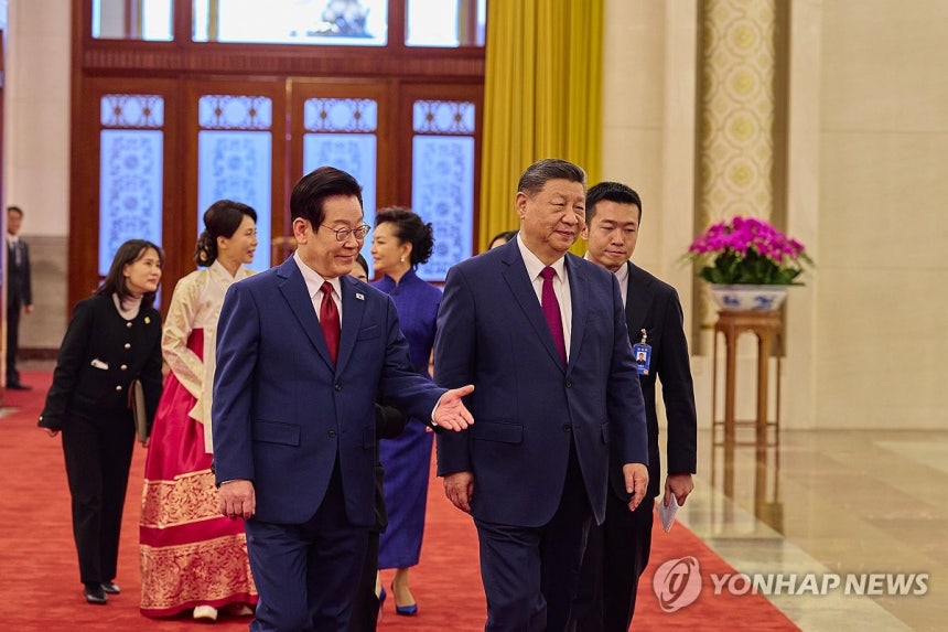 환영식 마친 한·중 정상 (베이징=연합뉴스) 한상균 기자 = 이재명 대통령과 시진핑 중국 국가주석이 5일 베이징 인민대회당에서 열린 이 대통령 공식환영식 후 정상회담을 위해 이동하고 있다.2026.1.5 [공동취재