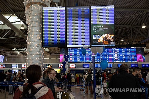 전면적으로 항공 교통이 중단된 그리스 아테네 국제공항 [로이터 연합뉴스 자료사진.재판매 및 DB 금지] 