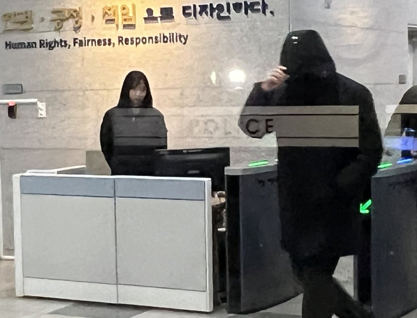 '강선우 1억 보관' 전직 보좌관 16시간 경찰 조사 [촬영 최윤선]