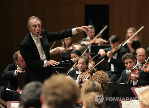 클라우디오 아바도 2007년8월스위스루체른에서열린루체른페스티벌개막연주회에서지휘하는클라우디오아바도(AP=연합뉴스)