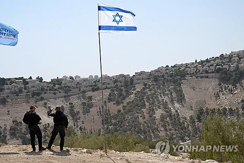 이스라엘 요원들이 EI지역과 붙어있는 마알레 아두밈 정착촌을 배경으로 서있는 모습 [UPI=연합뉴스 자료사진.재판매 및 DB금지]