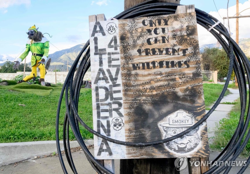 LA 산불 피해 지역에 세워진 조형물과 표지판 [AFP=연합뉴스.재판매 및 DB 금지]