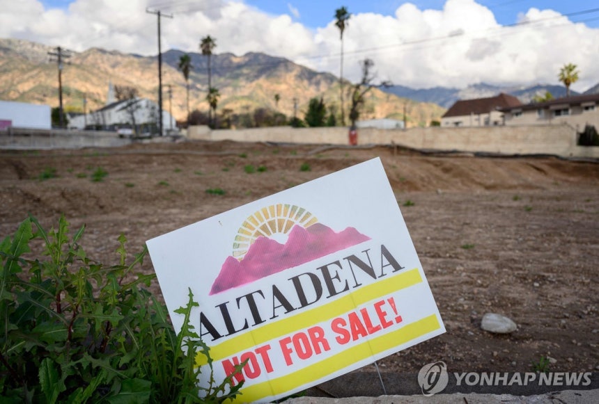 LA 산불 피해 지역 알타데나에 놓인 "매물 아님" 표지판 [AFP=연합뉴스.재판매 및 DB 금지]