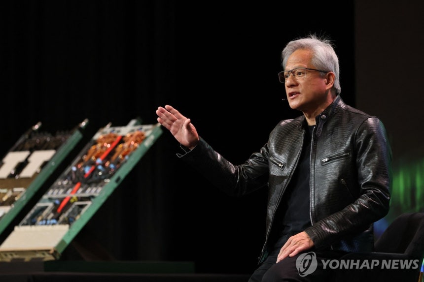 젠슨 황 엔비디아 최고경영자(CEO)가 6일(현지시간) 세계 최대 가전·정보기술(IT) 전시회 'CES 2026'이 열리는 미국 라스베이거스 퐁텐블로호텔에서 개최한 언론·애널리스트 대상 기자회견에서 질문에 답하고 있