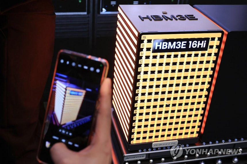 CES 2025에서 선보인 SK하이닉스 HBM3E 16단 세계 최대 가전·정보기술(IT) 전시회 CES 2025 개막을 하루 앞둔 지난 1월 6일 오후(현지시간) 미국 네바다주 라스베이거스 컨벤션센터(LVCC) 센트