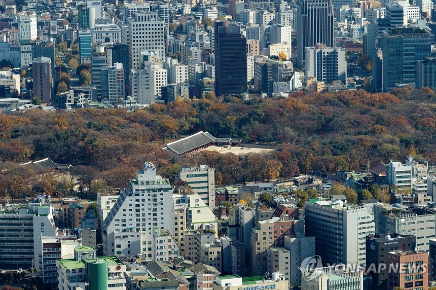 건물들 사이 외로운 종묘 (서울=연합뉴스) 김성민 기자 = 종묘 인근 재개발을 두고 여야가 대립을 이어가고 있는 18일 서울 종로구 종묘에서 관람객들이 이동하고 있다.2025.11.18.