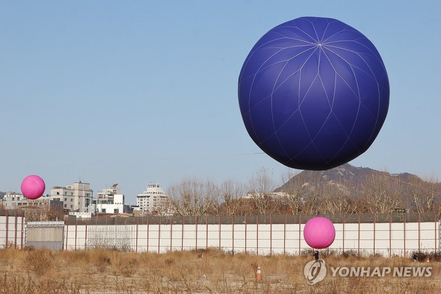 종묘 앞 세운4구역에 대형 풍선 설치 (서울=연합뉴스) 이진욱 기자 = 종묘 맞은편 세운4구역의 고층 건물 재개발을 관련 공방이 뜨거운 가운데 25일 서울 세운4구역 부지에서 관계자들이 대형풍선을 설치하고 있다.이