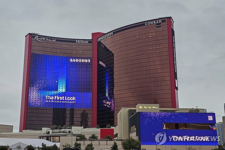 CES 2026 앞둔 삼성 (라스베이거스=연합뉴스) 한지은 기자 = 세계 최대 가전·정보기술(IT) 전시회 CES 2026 개막을 앞둔 3일(현지시간) 미국 네바다주 라스베이거스 리조트 월드 호텔에 삼성전자 홍보 영