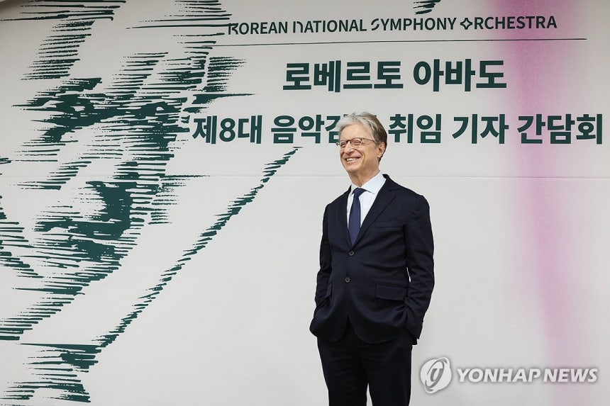 로베르토 아바도 국립심포니 음악감독 취임 (서울=연합뉴스) 강민지 기자 = 로베르토 아바도 음악감독이 7일 서울 서초구 예술의전당에서 열린 '국립심포니 오케스트라 제8대 음악감독 취임 기자간담회'에서 포즈를 취하고 